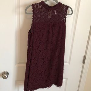 Burgundy sleeveless dress with lace